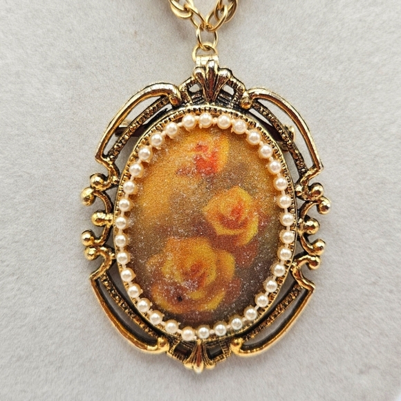 VINTAGE Floral Roses Cameo Gold Tone Ornate Pendant Necklace or Brooch Pin - Picture 2 of 9